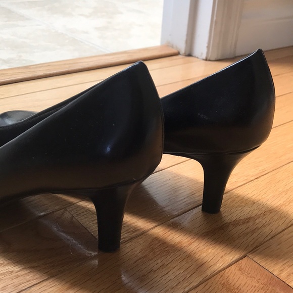 Simple Black Heels - Picture 3 of 4